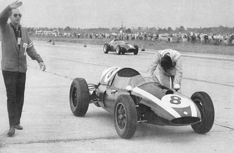 Jack Brabham på vej over målstregen på Sebring i 1959, efter at have skubbet sin racer over 800 meter!